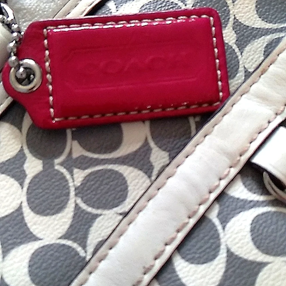 HOST PICK! VTG Coach leather bag in gray/pink/cream with cherry red lining - Picture 3 of 9